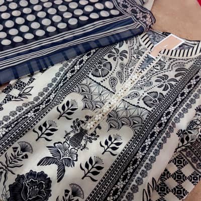 Black white lawn 6959