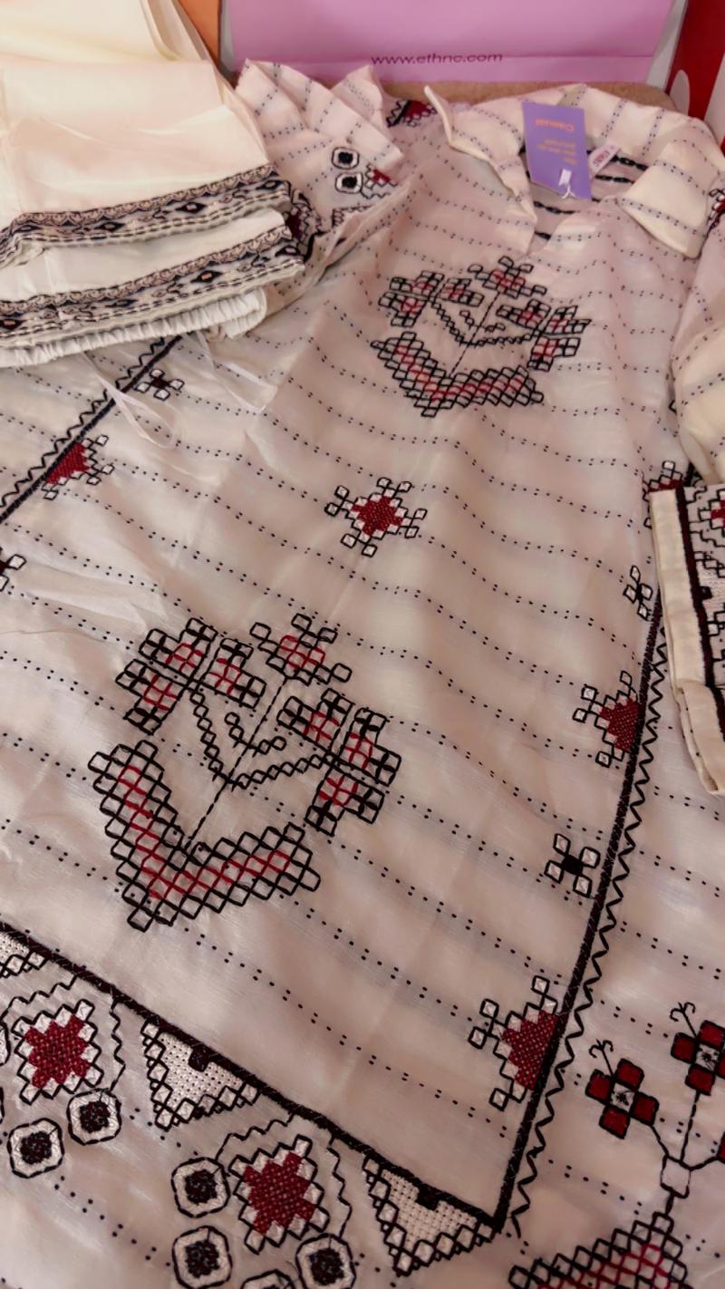 Ethnc white multi Mehroon 5500