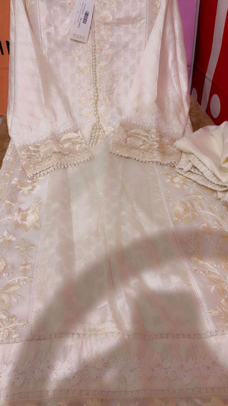 Off white formal 2pc 6950 fresh with packing 