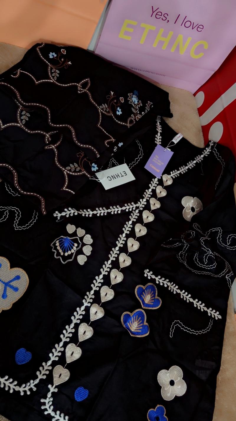 Black medium embroidered full 8300
