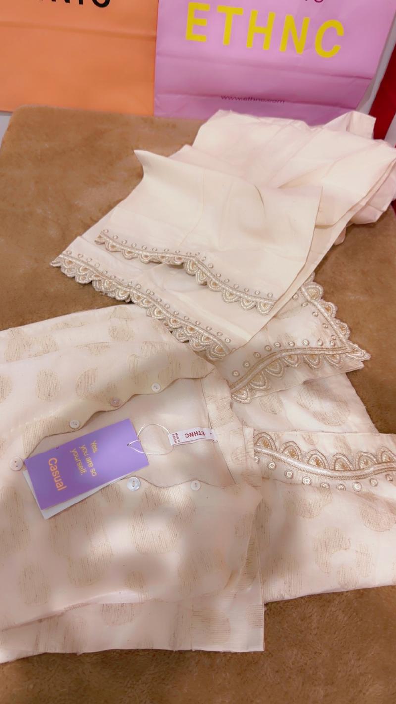 5800 skin off White 2pc Ethnc