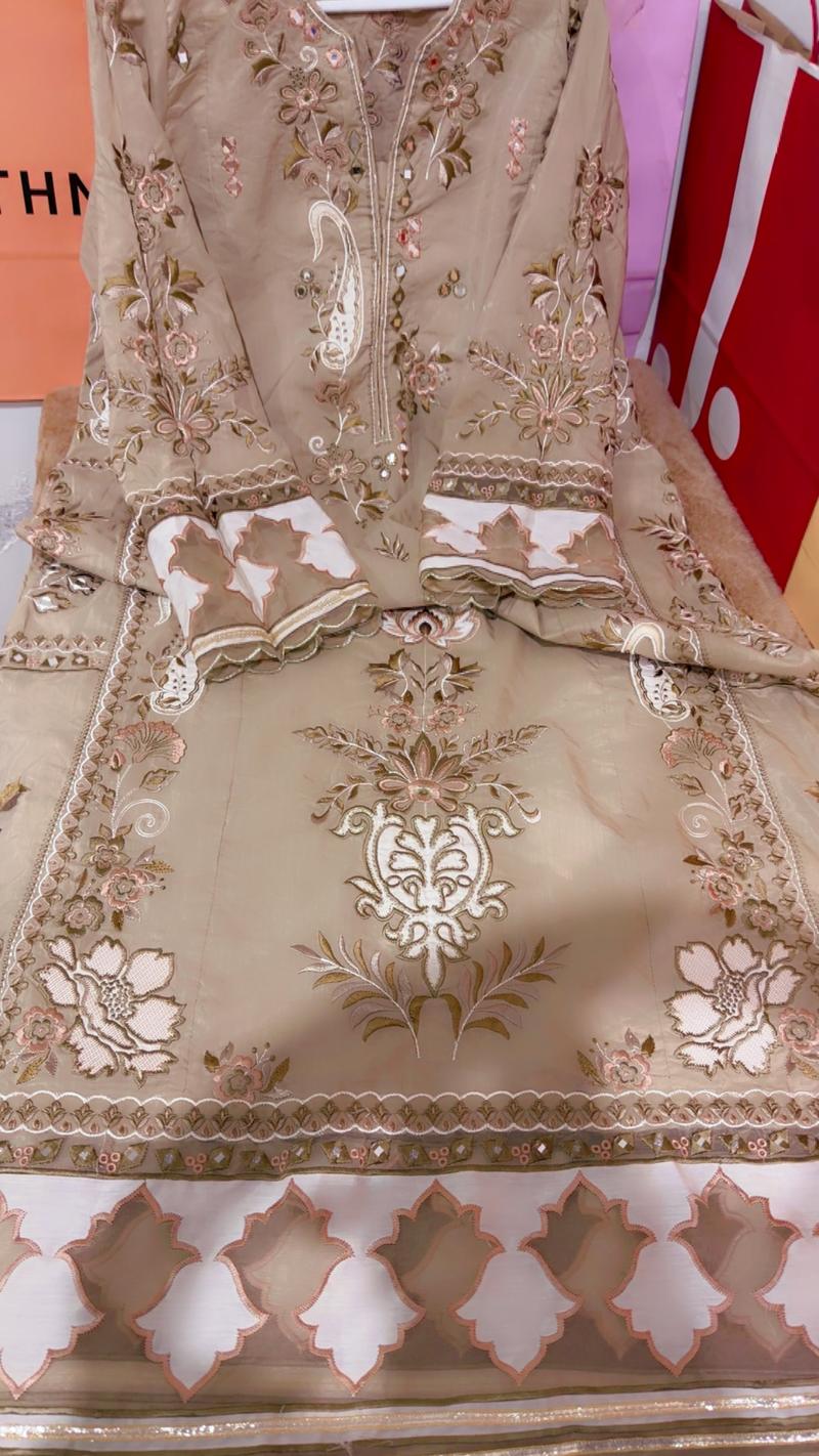 A kaftan skin 8350