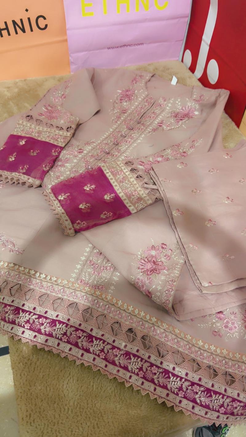 Pink ethnic b fresh lot piece but no such defect 