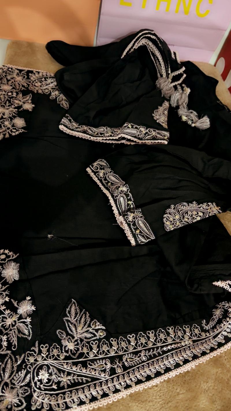 Black meidum embroidered 5500